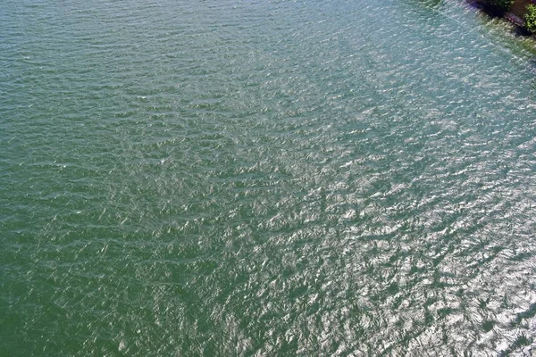 Dalgalar ve dalgalanmalar üzerinde güneş ışığı yansıtan su yüzeyleri üzerinde ayrıntılı yakın görünüm