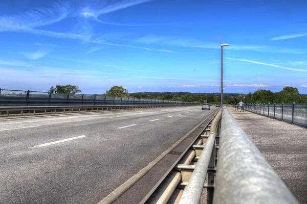 Güneşli bir yaz gününde Kuzey Almanya'daki Kiel Kanalı köprüsüne ve manzarasına bak.