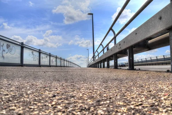 Güneşli bir yaz gününde Kuzey Almanya'daki Kiel Kanalı köprüsüne ve manzarasına bak.