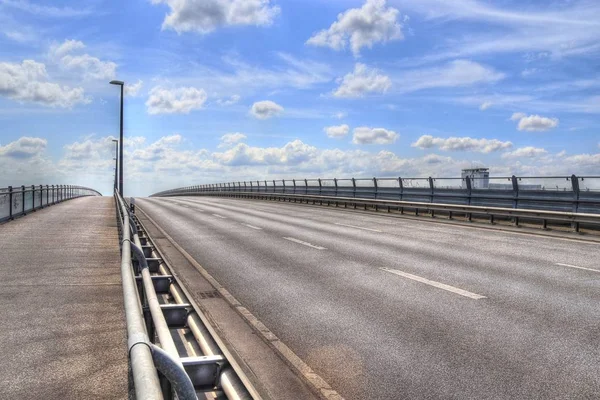 Güneşli bir yaz gününde Kuzey Almanya'daki Kiel Kanalı köprüsüne ve manzarasına bak.