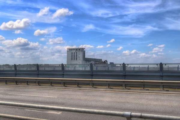 Güneşli bir yaz gününde Kuzey Almanya'daki Kiel Kanalı köprüsüne ve manzarasına bak.