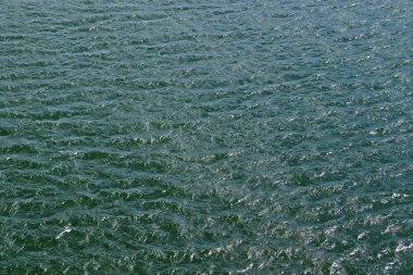 Dalgalar ve dalgalanmalar yansıma güneş ışığı ile su yüzeyinde ayrıntılı yakın görünümü