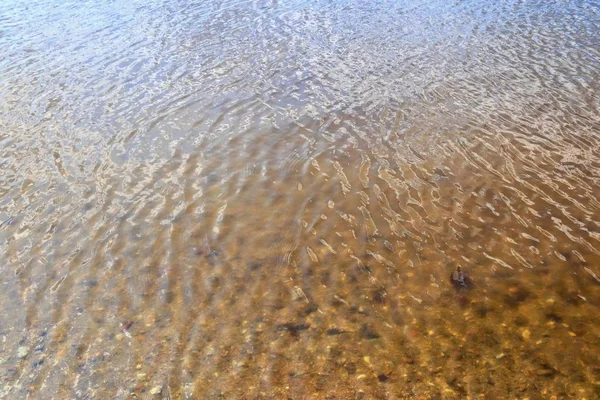 Detaillierte Nahaufnahme Der Wasseroberfläche Mit Reflektierendem Sonnenlicht Den Wellen Und — Stockfoto