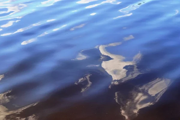 Gedetailleerde Close Uitzicht Het Wateroppervlak Met Reflectie Zonlicht Golven Rimpelingen — Stockfoto