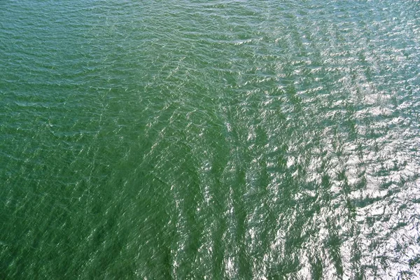 Dalgalar ve dalgalanmalar yansıma güneş ışığı ile su yüzeyinde ayrıntılı yakın görünümü