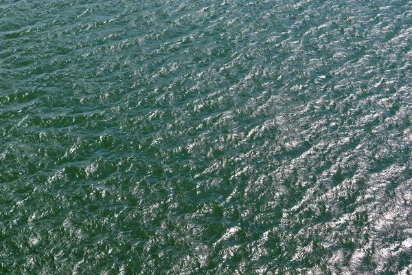 Λεπτομερής Στενή Προβολή Στην Επιφάνεια Του Νερού Αντανάκλαση Του Ήλιου — Φωτογραφία Αρχείου
