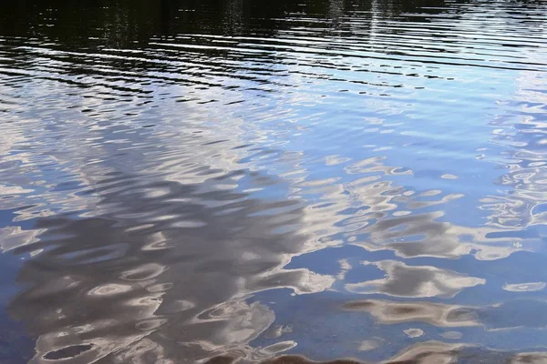 Gedetailleerde Close Uitzicht Het Wateroppervlak Met Reflectie Zonlicht Golven Rimpelingen — Stockfoto