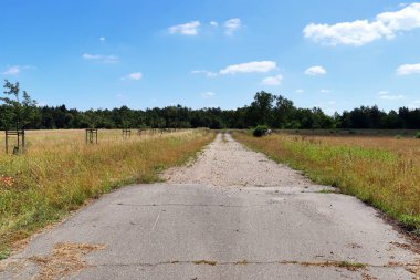 Kuzey Almanya'da güneşli bir yaz gününde ilçe yolları ve yolları görünümü