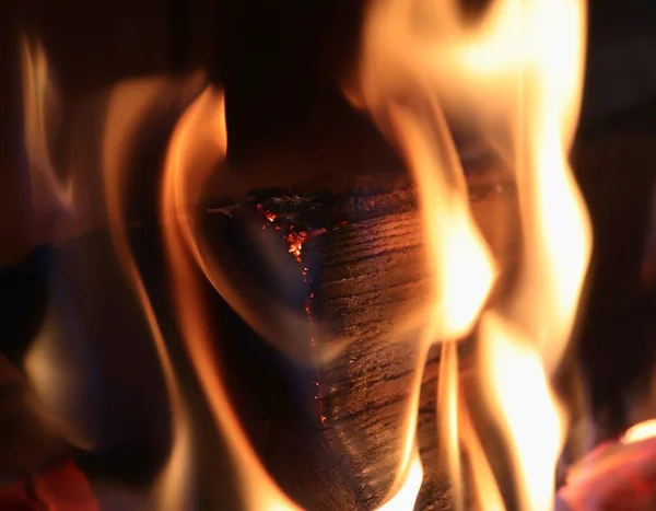 Schönes Heißes Lagerfeuer Mit Orangefarbenen Flammen Und Glut Nahsicht — Stockfoto