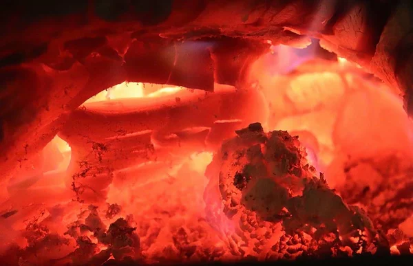 クローズアップビューでオレンジ色の炎と残り火と美しい熱い燃焼キャンプファイヤー — ストック写真