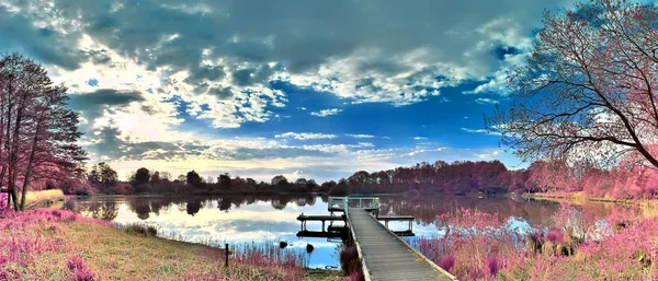 青空とヨーロッパの田園風景の美しいピンクと紫の赤外線パノラマ — ストック写真
