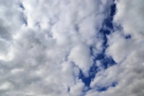 Dramatic Fluffy White Clouds Deep Blue Summer Sky — Stock Photo, Image