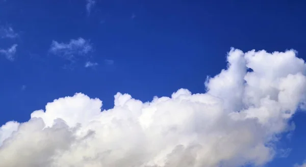 Nuvens Brancas Dramáticas Fofas Céu Azul Profundo Verão — Fotografia de Stock
