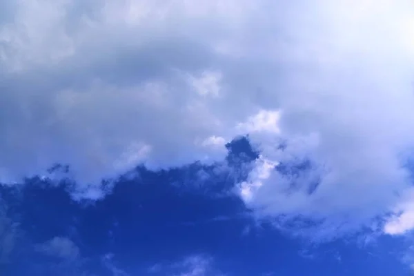 Nuages Blancs Dramatiques Duveteux Sur Ciel Été Bleu Profond — Photo