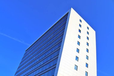 Almanya'da Kiel limanında ofis binalarının modern mimarisi