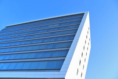 Almanya'da Kiel limanında ofis binalarının modern mimarisi