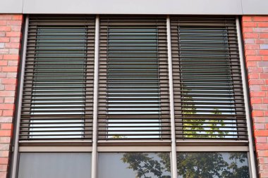 Almanya'da Kiel limanında ofis binalarının modern mimarisi