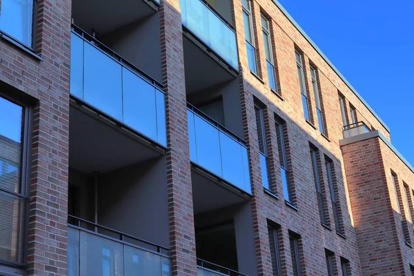 Almanya'da Kiel limanında ofis binalarının modern mimarisi