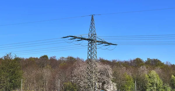 Nahsicht Auf Einen Stählernen Strommasten Mit Hochspannungsleitungen — Stockfoto