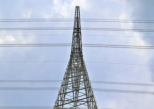 Vista Perto Pilão Energia Aço Com Linhas Alta Tensão — Fotografia de Stock