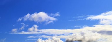 Yaz aylarında derin mavi gökyüzünde güzel kabarık beyaz bulut oluşumları