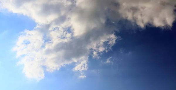 Красивые Пушистые Белые Облака Образовались Глубоком Голубом Небе Летом — стоковое фото