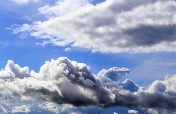 Belo Panorama Nuvens Brancas Fofas Céu Azul Profundo Verão — Fotografia de Stock