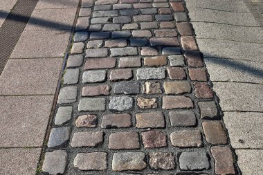 Kuzey Almanya'da bulunan arnavut kaldırımlı bir sokakta ayrıntılı yakın doku