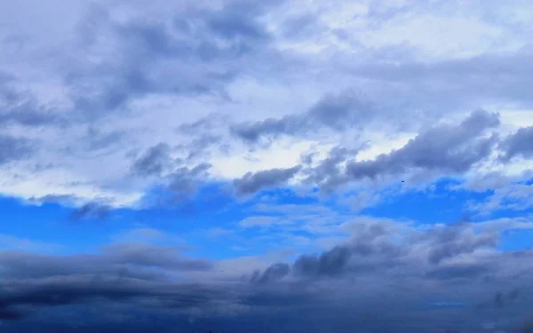 Derin Mavi Bir Yaz Gökyüzünde Çarpıcı Karışık Bulut Oluşumu Panoraması — Stok fotoğraf