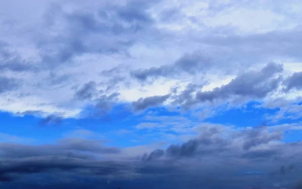 Impressionante Panorama Formação Nuvens Mistas Céu Azul Profundo Verão — Fotografia de Stock