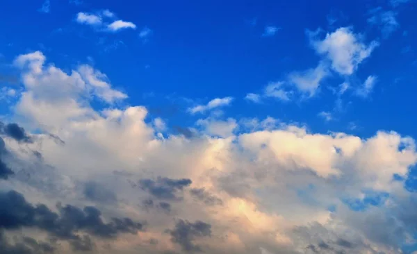 Atemberaubendes Mischwolkenpanorama Tiefblauen Sommerhimmel — Stockfoto