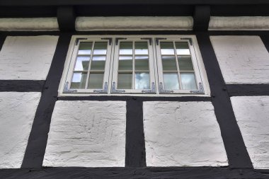 Kuzey Almanya'daki eski mimari binaların yarı ahşap duvarlarına detaylı görünüm