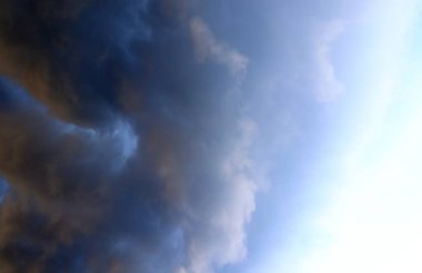 Kuzey Avrupa üzerinde bir fırtına hemen önce ve sırasında dramatik kümülonimbus bulutlar