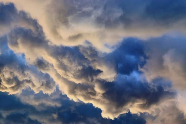 Kuzey Avrupa üzerinde bir fırtına hemen önce ve sırasında dramatik kümülonimbus bulutlar