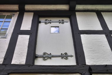 Kuzey Almanya'da bulunan yıpranmış yarı ahşap tuğla duvar dokularının ayrıntılı görünümü