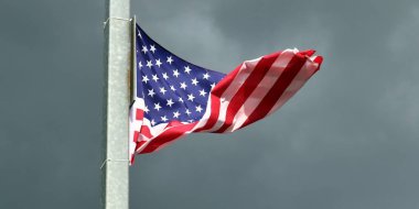 Rüzgarda Amerika Birleşik Devletleri Ulusal bayrağı