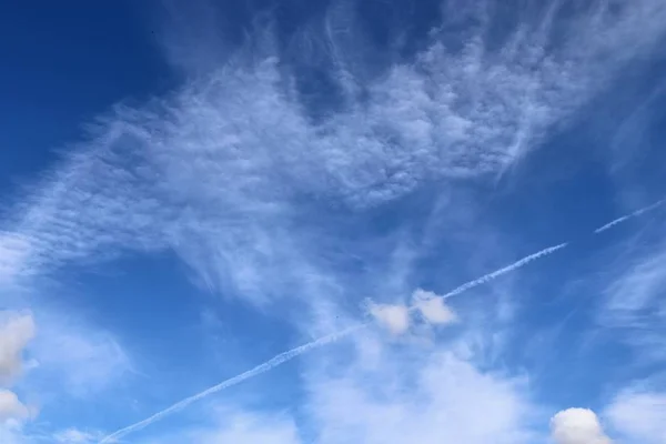 Condensação Aeronaves Contrai Céu Azul Entre Algumas Nuvens — Fotografia de Stock