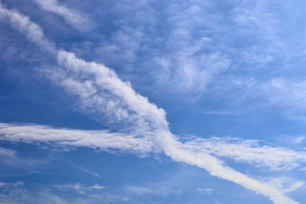 Condensação Aeronaves Contrai Céu Azul Entre Algumas Nuvens — Fotografia de Stock