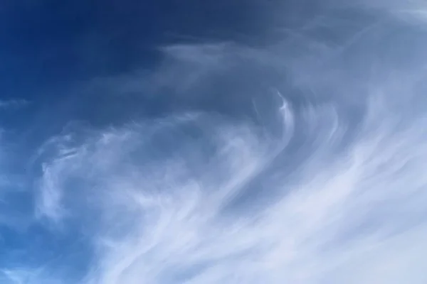 Himmlischer Hintergrund Mit Zirruswolken Vor Blauem Himmel Sonnigen Tag — Stockfoto
