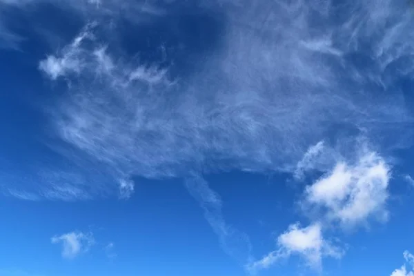 Fondo Celestial Con Nubes Cirros Contra Cielo Azul Día Soleado —  Fotos de Stock