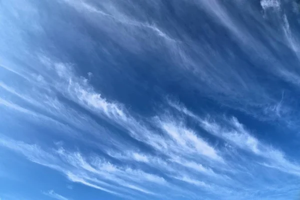 Fondo Celestial Con Nubes Cirros Contra Cielo Azul Día Soleado —  Fotos de Stock