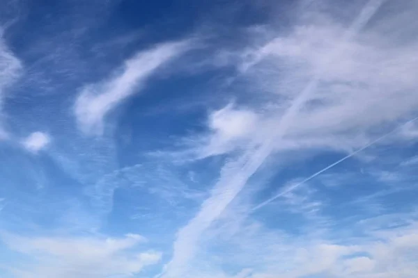 Fundo Celestial Com Nuvens Cirrus Contra Céu Azul Dia Ensolarado — Fotografia de Stock