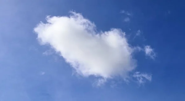 Beaux Nuages Blancs Pelucheux Apaisants Sur Ciel Bleu Été — Photo