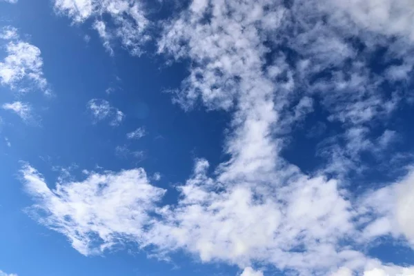 Красивые Успокаивающие Пушистые Белые Облака Голубом Летнем Небе — стоковое фото