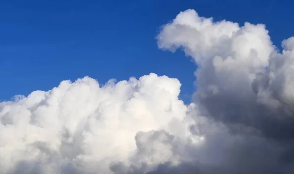 Beaux Nuages Blancs Pelucheux Apaisants Sur Ciel Bleu Été — Photo