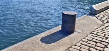 Almanya'da Kiel Baltık Denizi limanında yaşlı ve yıpranmış bollard