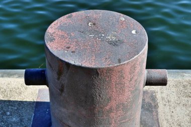 Almanya'da Kiel Baltık Denizi limanında yaşlı ve yıpranmış bollard