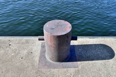 Almanya'da Kiel Baltık Denizi limanında yaşlı ve yıpranmış bollard