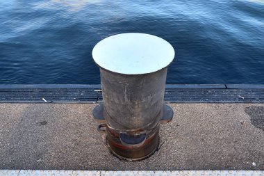 Almanya'da Kiel Baltık Denizi limanında yaşlı ve yıpranmış bollard