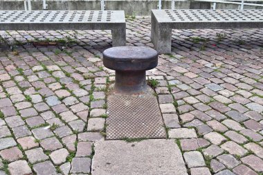 Almanya'da Kiel Baltık Denizi limanında yaşlı ve yıpranmış bollard